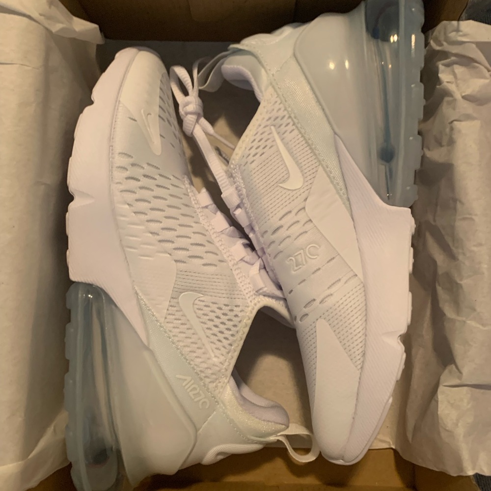 BRAND NEW IN BOX NIKE 270 .